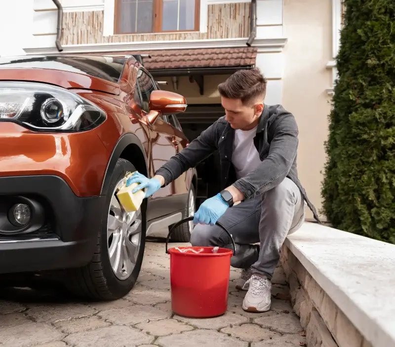 Lavage auto à domicile Eaux-Puiseaux : professionnel intervenant sur un véhicule